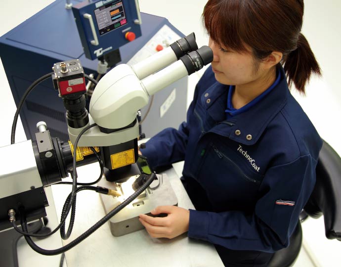 TLシリーズの主な用途-顕微鏡を覗くスタッフ